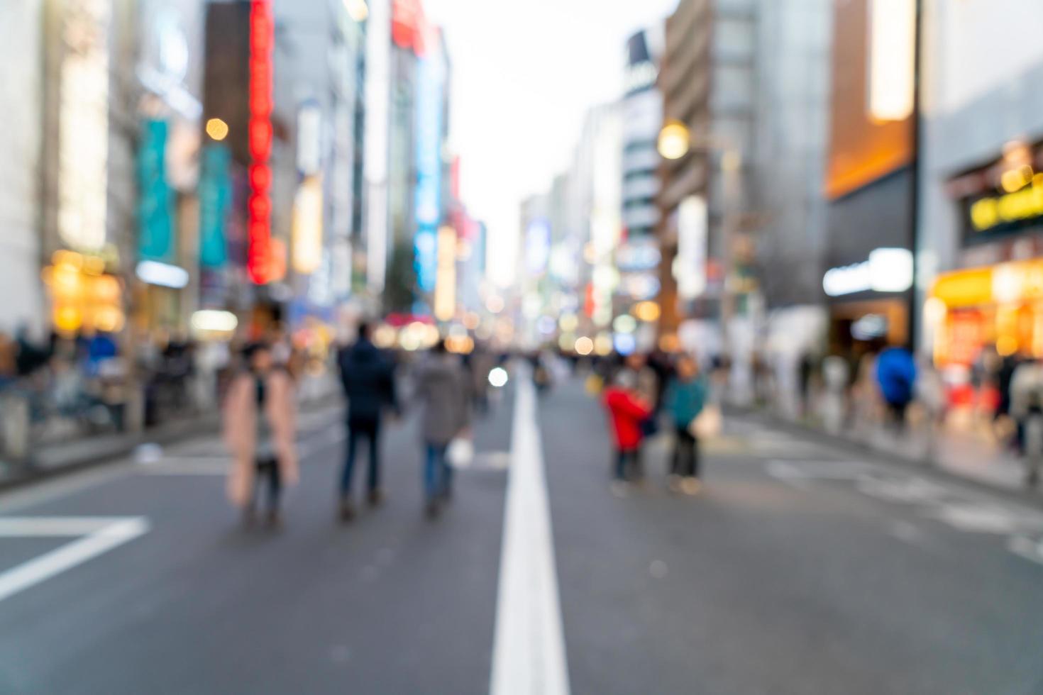 sfocatura astratta via dello shopping a shinjuku a tokyo, in giappone per lo sfondo foto