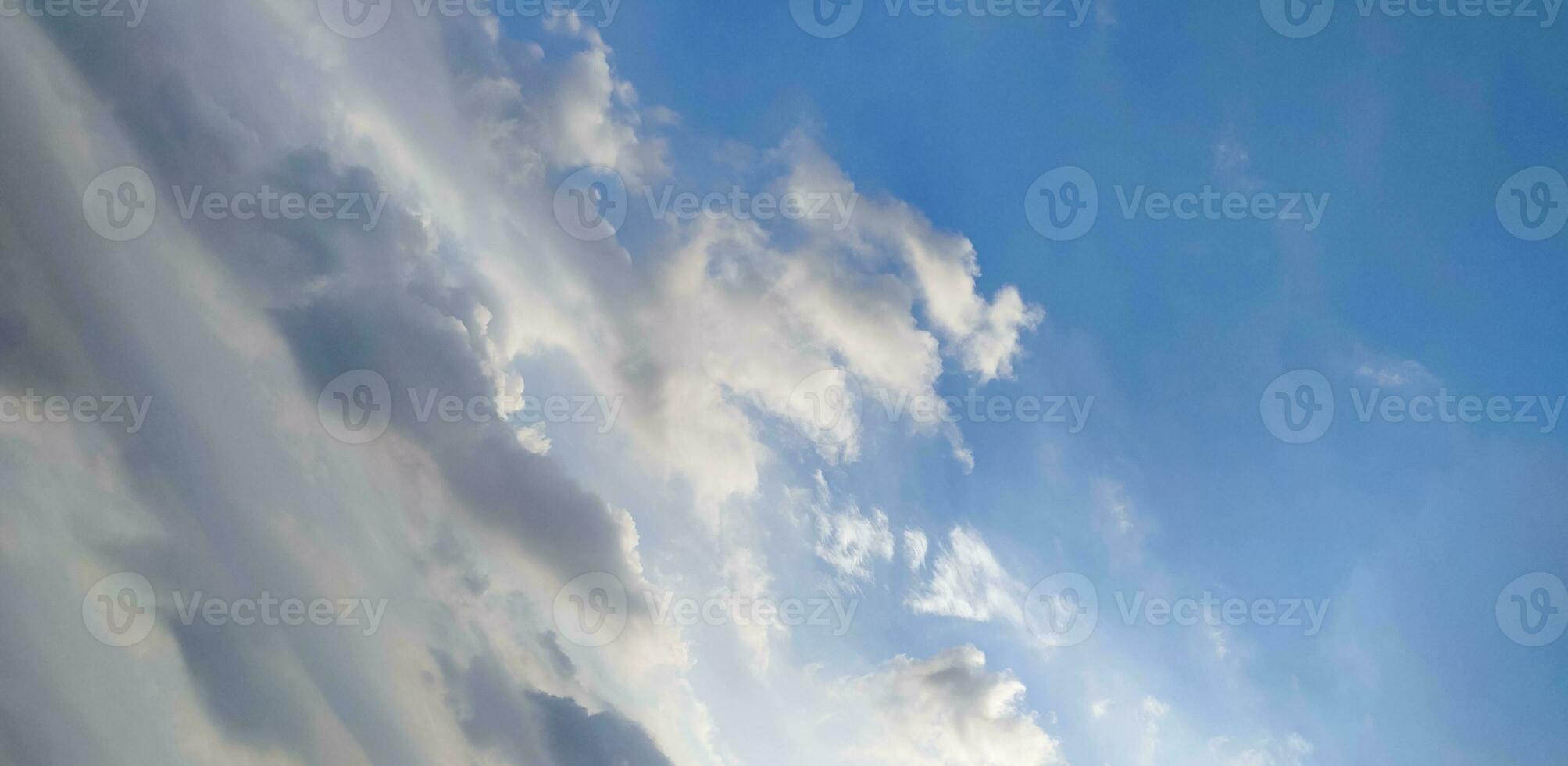 blu cielo e bianca nube chiaro estate Visualizza, un' grande bianca nube è nel il cielo, un' blu cielo con nuvole e alcuni bianca nuvole foto