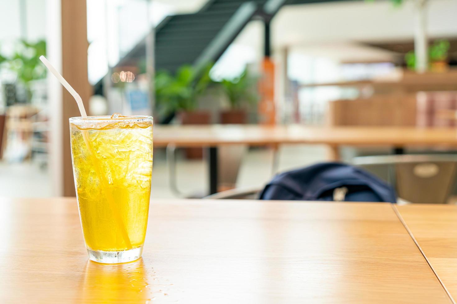 Succo di crisantemo ghiacciato sul tavolo di legno nel ristorante caffetteria foto