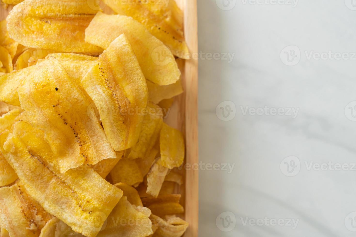 chips di banana - banana affettata fritta o al forno foto