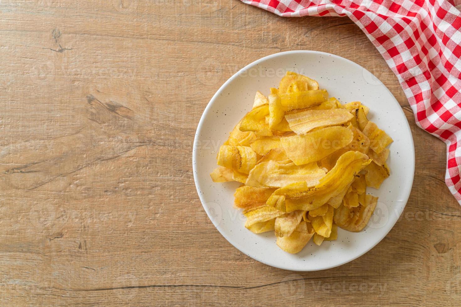 chips di banana - banana affettata fritta o al forno foto