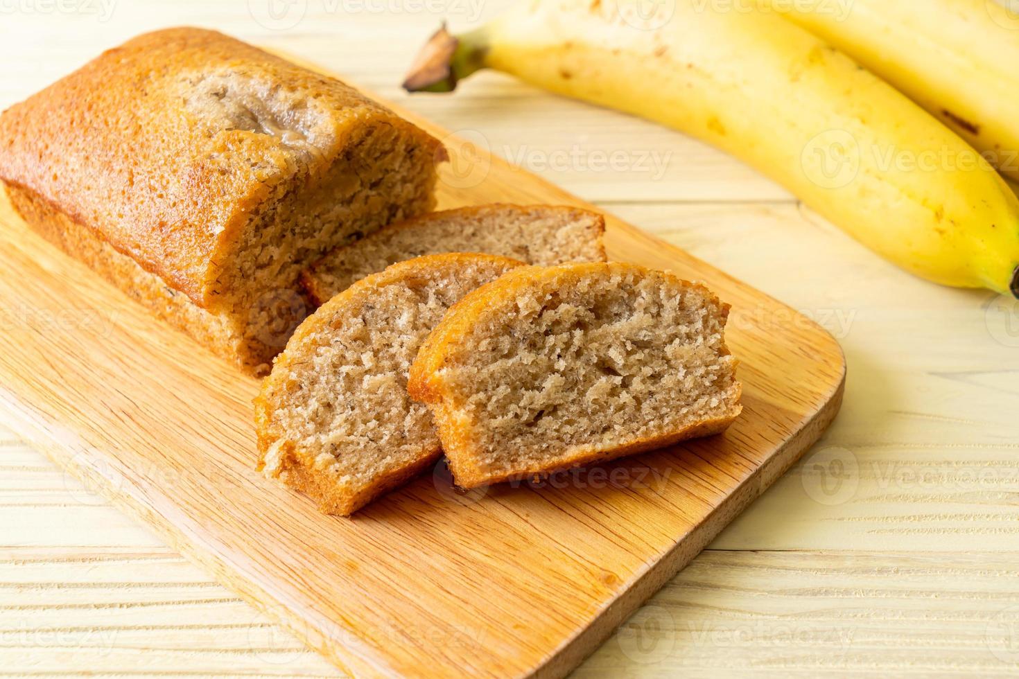 pane alla banana fatto in casa a fette foto