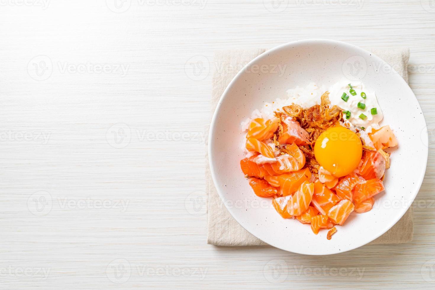 riso giapponese con salmone fresco crudo e uova foto