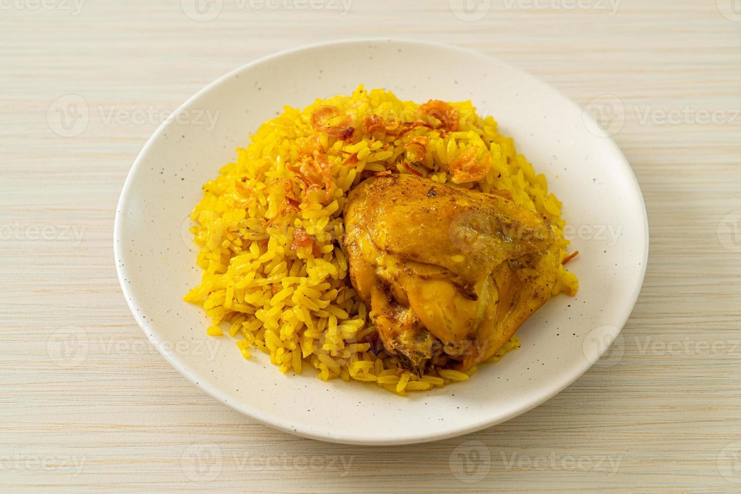 biryani di pollo o riso al curry e pollo - versione thai-musulmana del biryani indiano, con riso giallo profumato e pollo foto