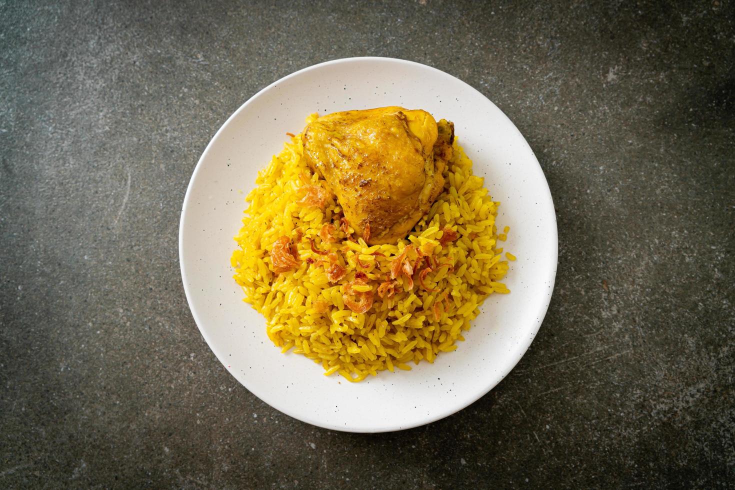 biryani di pollo o riso al curry e pollo - versione thai-musulmana del biryani indiano, con riso giallo profumato e pollo foto