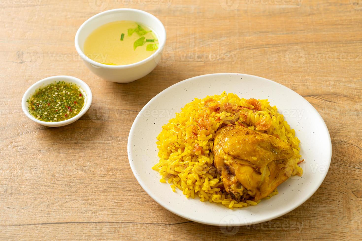 biryani di pollo o riso al curry e pollo - versione thai-musulmana del biryani indiano, con riso giallo profumato e pollo foto