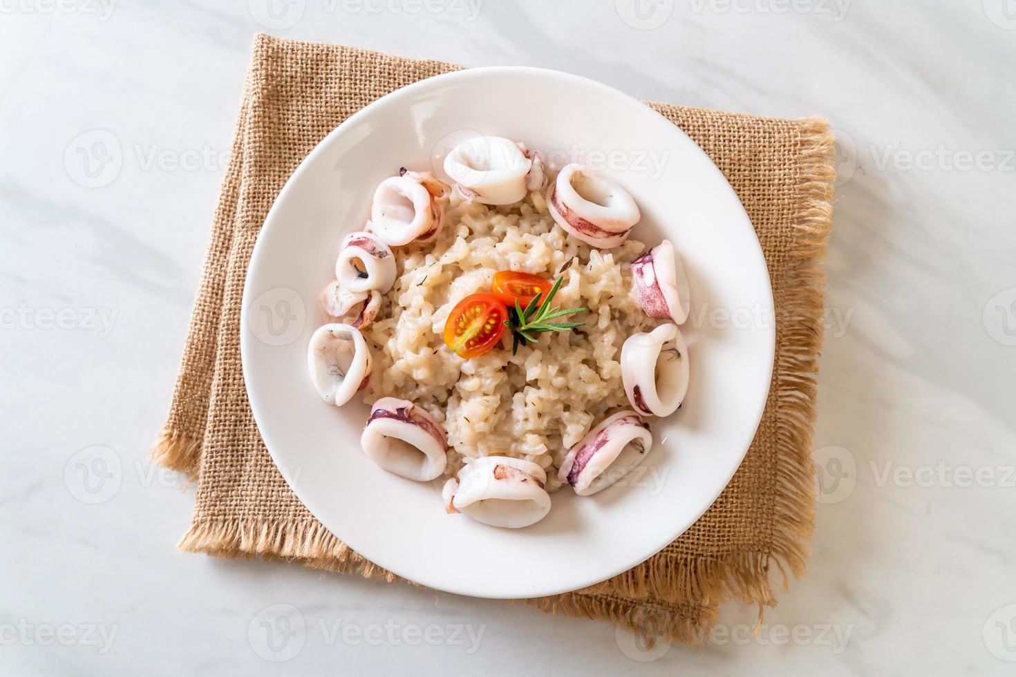 calamari fatti in casa o risotto al polpo foto