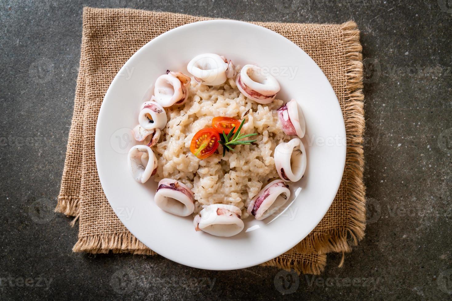 calamari fatti in casa o risotto al polpo foto