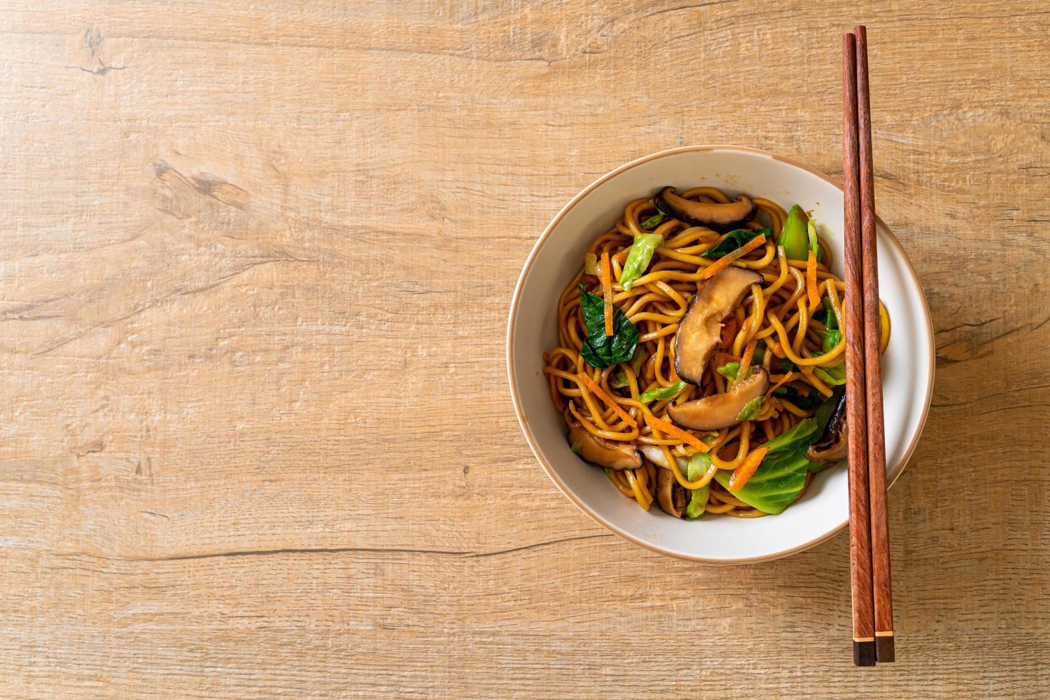 yakisoba noodles saltati in padella con verdure - cibo vegano e vegetariano foto