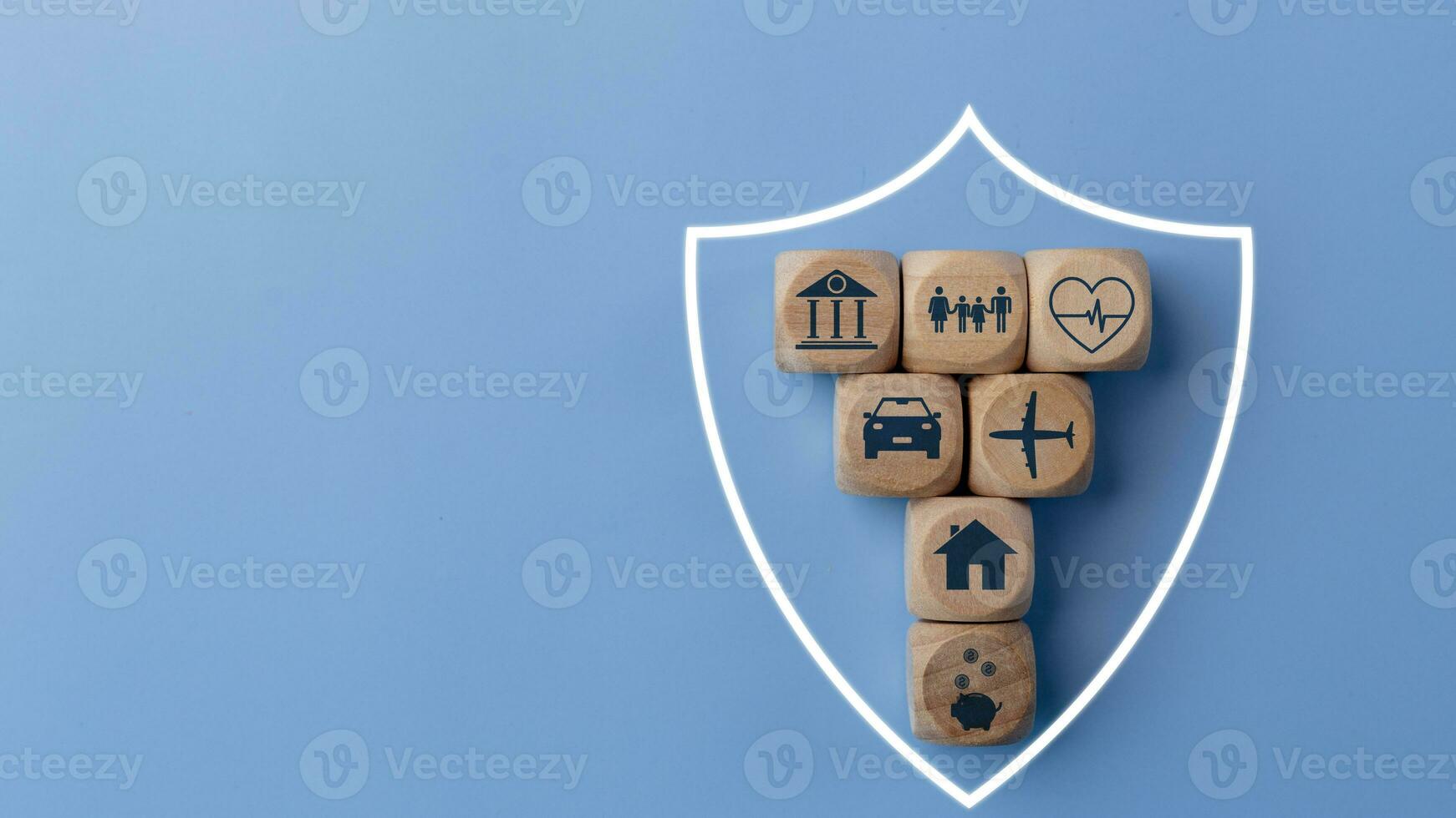 vita assicurazione concetto con di legno blocchi e icone di vario tipi di assicurazione su un' blu sfondo. foto