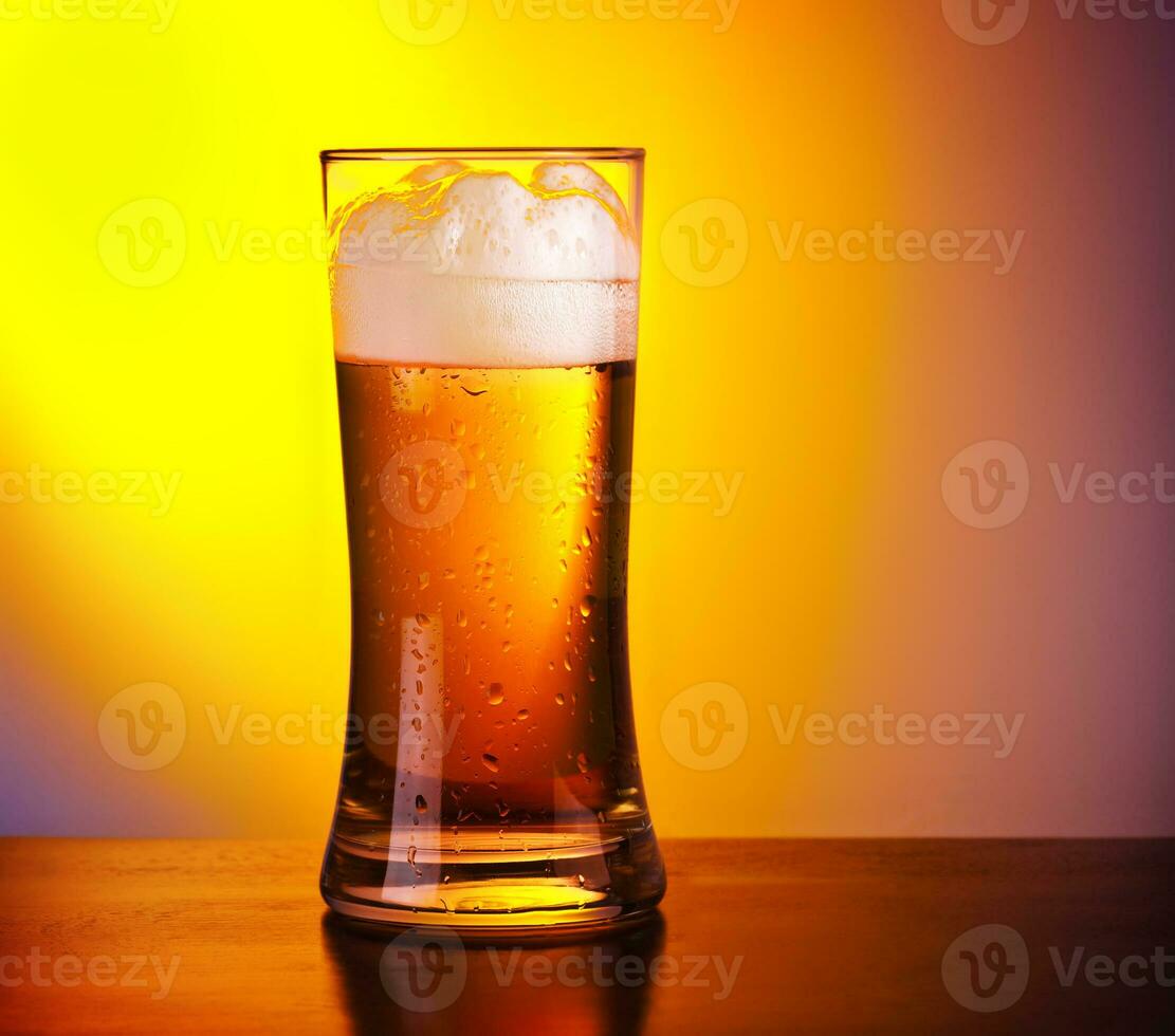 bicchiere di rinfrescante birra foto