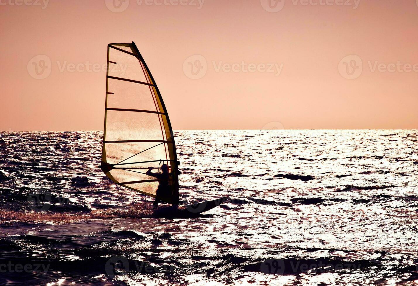 windsurfista silhouette al di sopra di mare tramonto foto