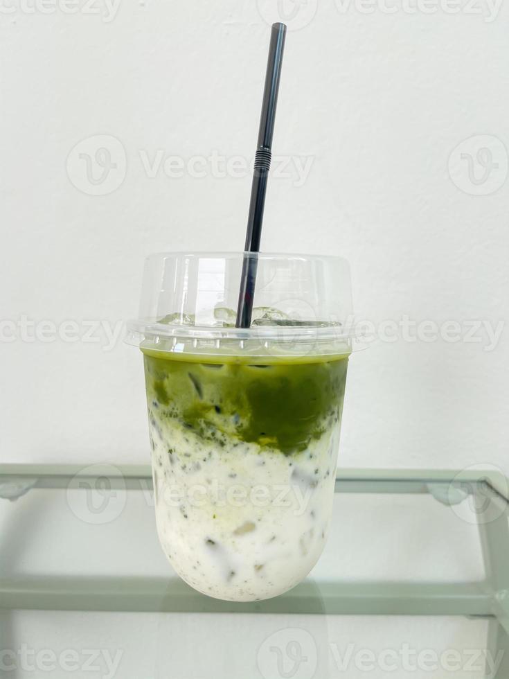 un bicchiere di tè verde freddo foto