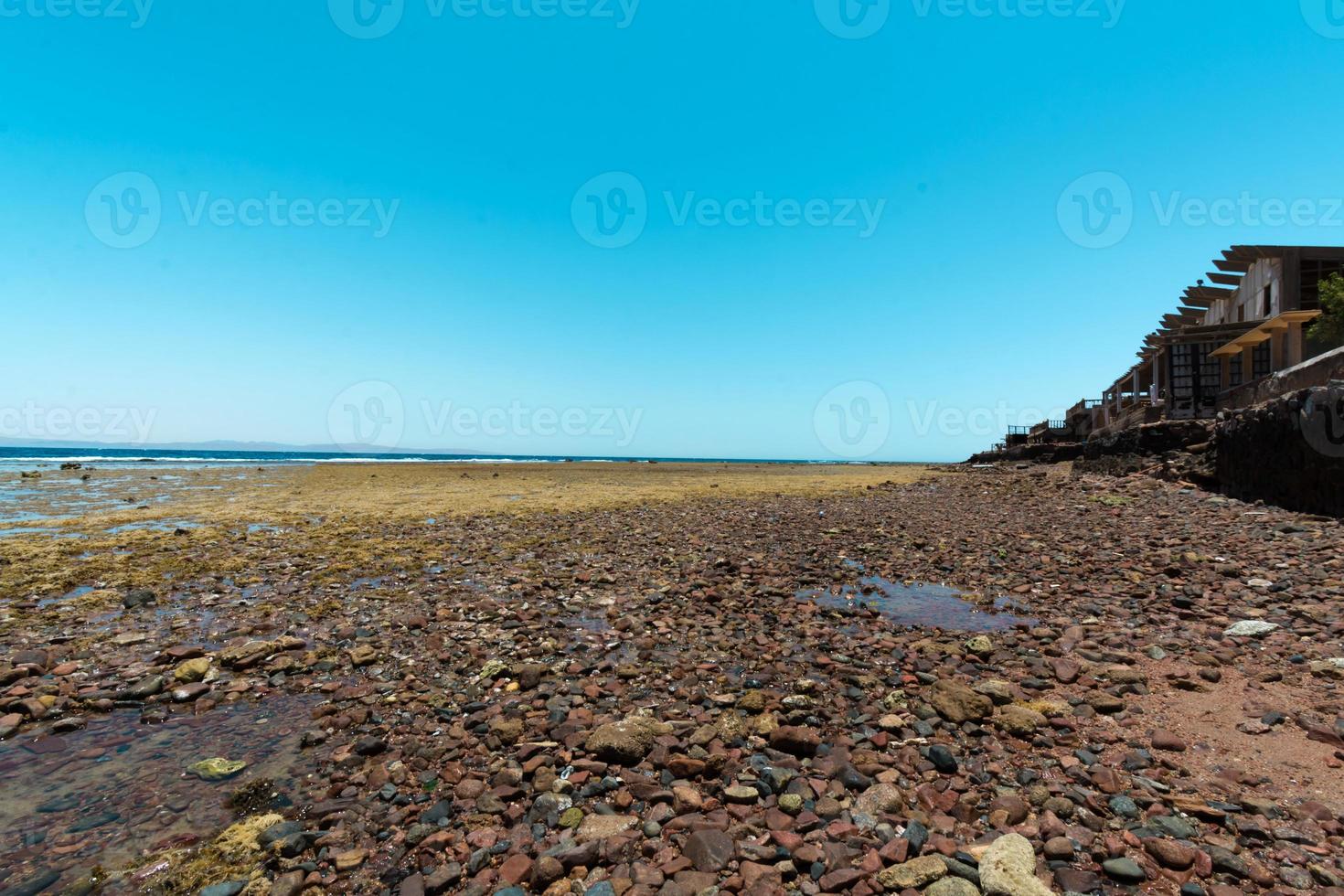 vista sul mare da dahab sinai egitto paesaggio mare e montagne foto