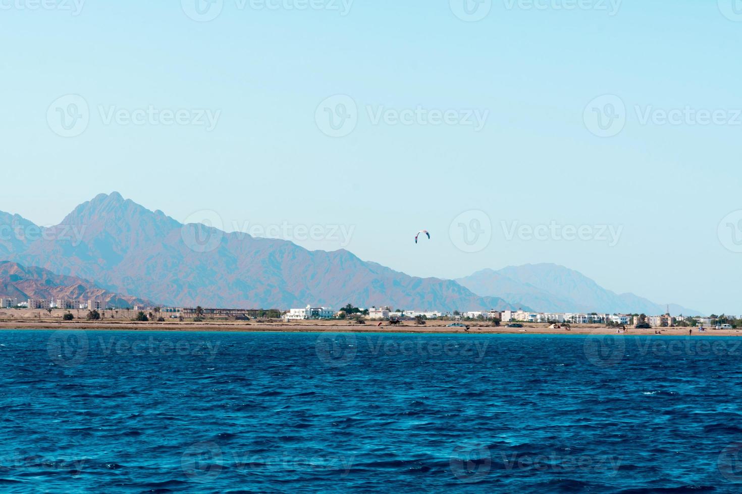 vista sul mare da dahab sina egitto paesaggio mare e montagne foto