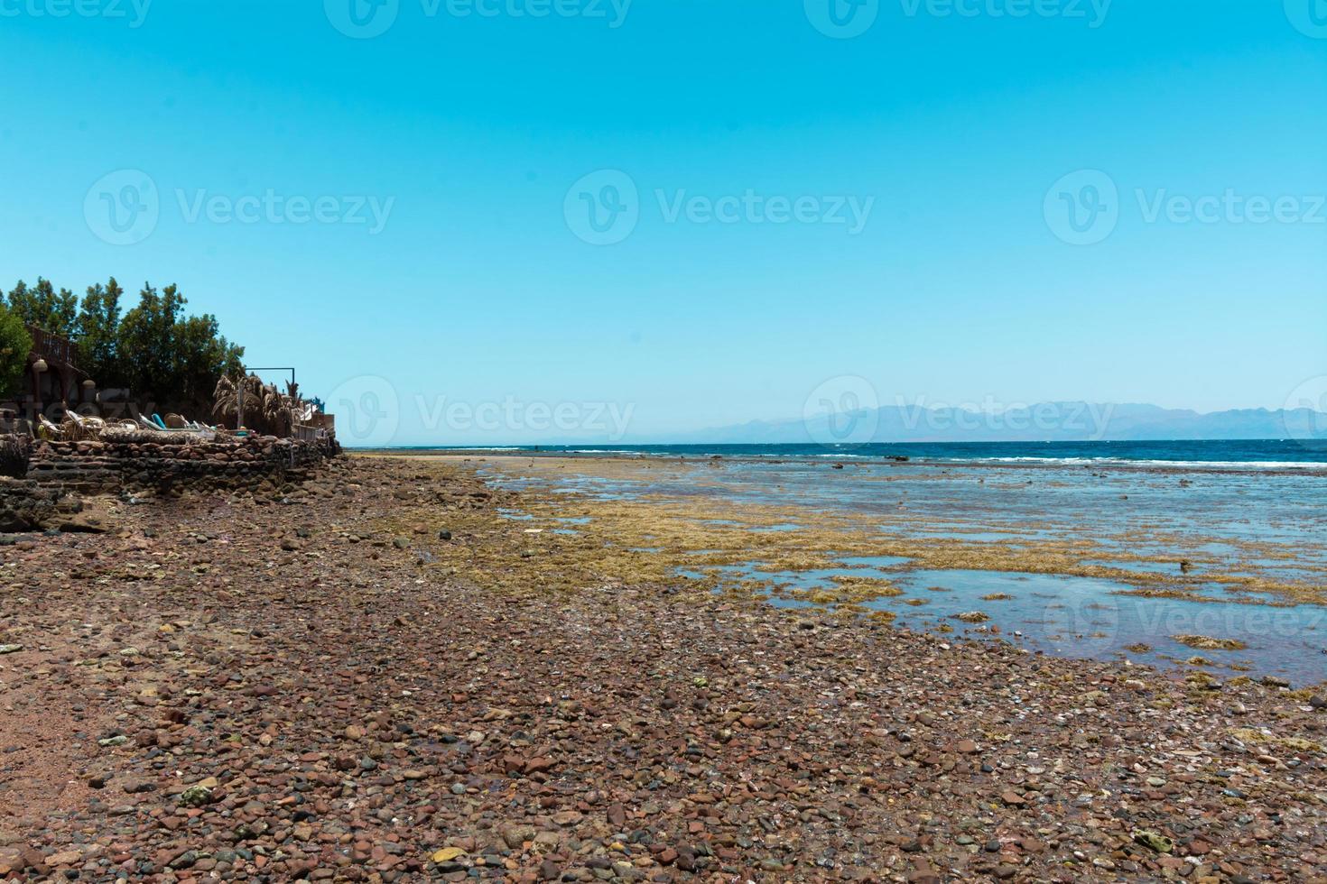 vista sul mare da dahab sinai egitto paesaggio mare e montagne foto