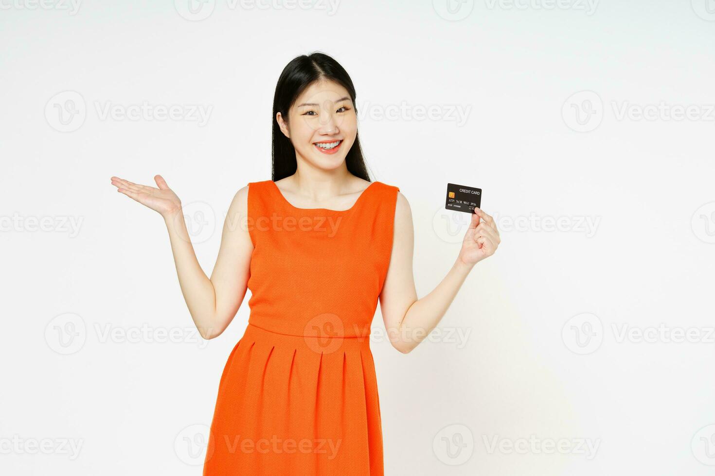 giovane donna sorridente, mostrando, presentazione credito carta per fabbricazione pagamento o pagare in linea attività commerciale isolato su bianca sfondo. foto