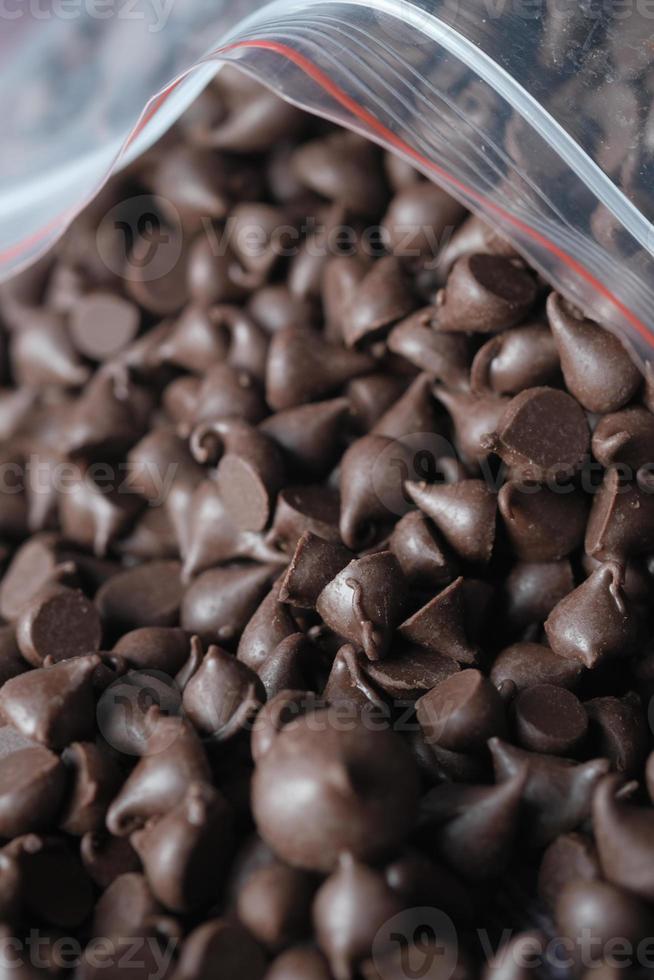 gocce di cioccolato che fuoriescono da un pacchetto di plastica, foto