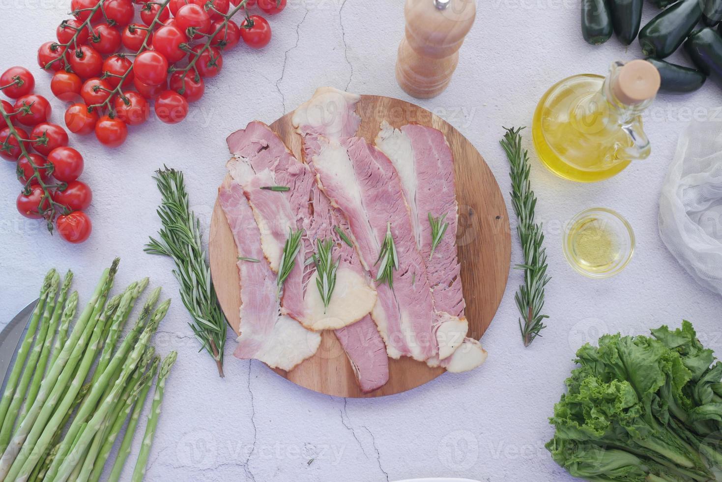 strisce di pancetta cruda sul tagliere. foto