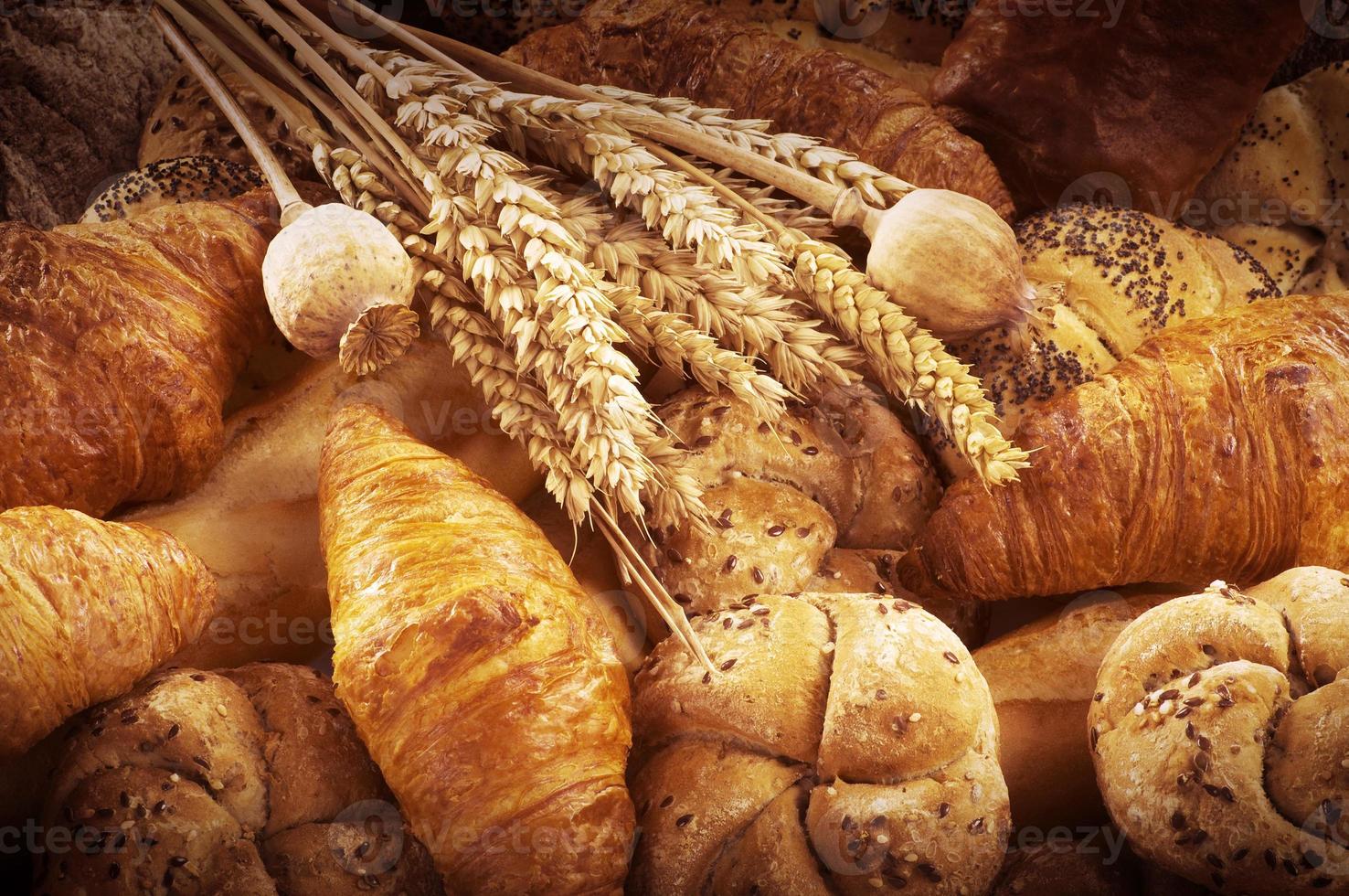 varietà di pane fresco e pasticceria foto
