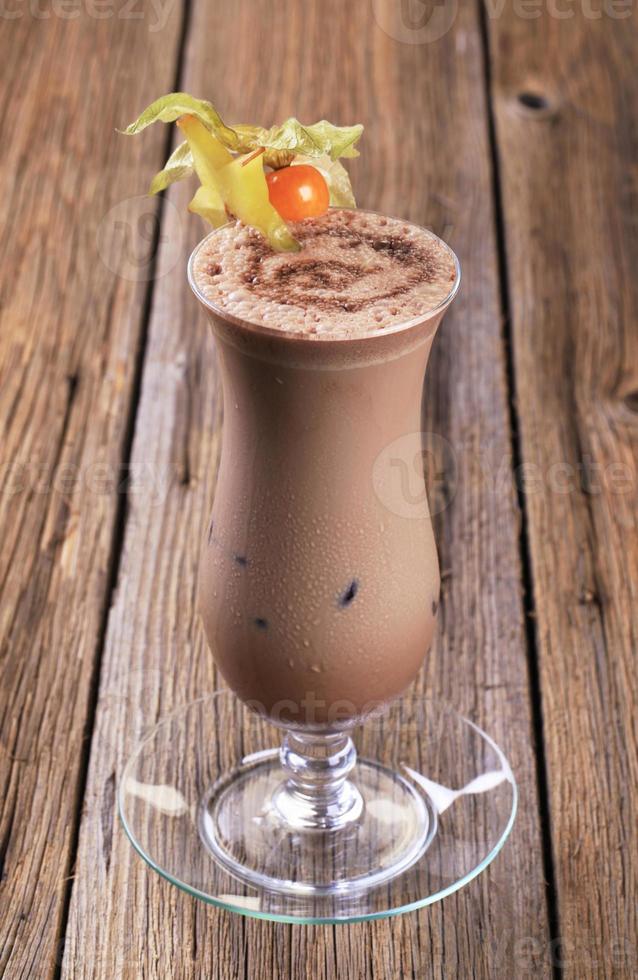bicchiere di frullato al cioccolato guarnito con frutta fresca foto