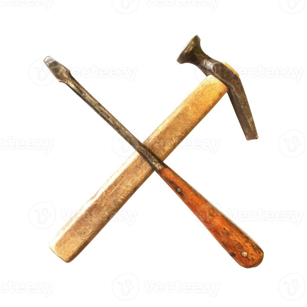 Vecchio martello e cacciavite incrociati, strumenti di riparazione isolati su sfondo bianco foto