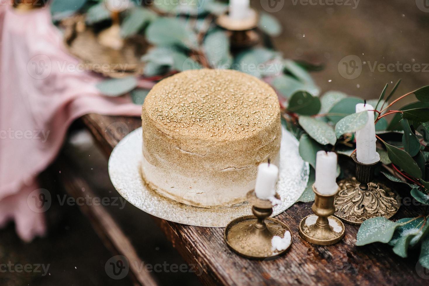 decorazioni di nozze con una torta dorata foto