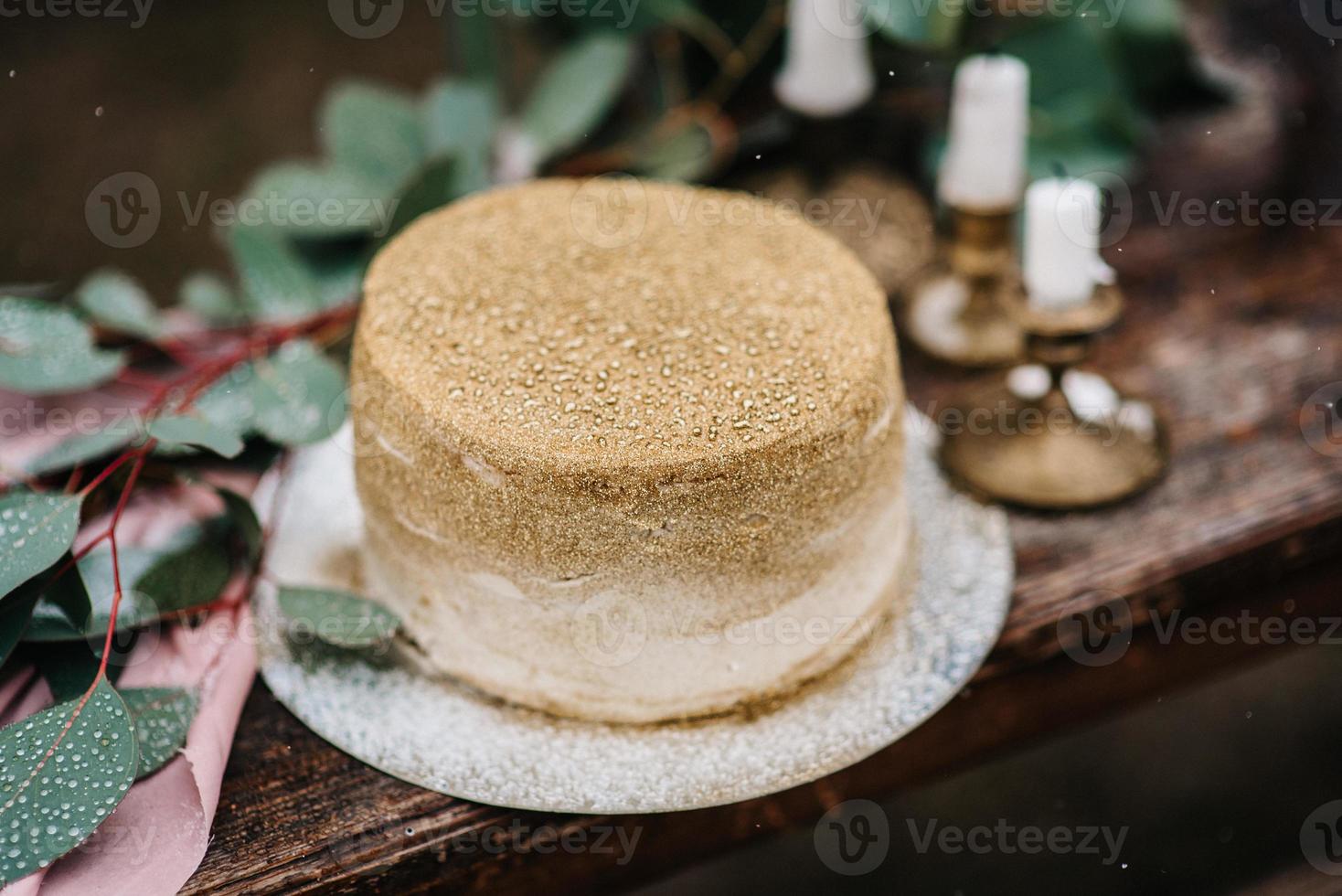 decorazioni di nozze con una torta dorata foto