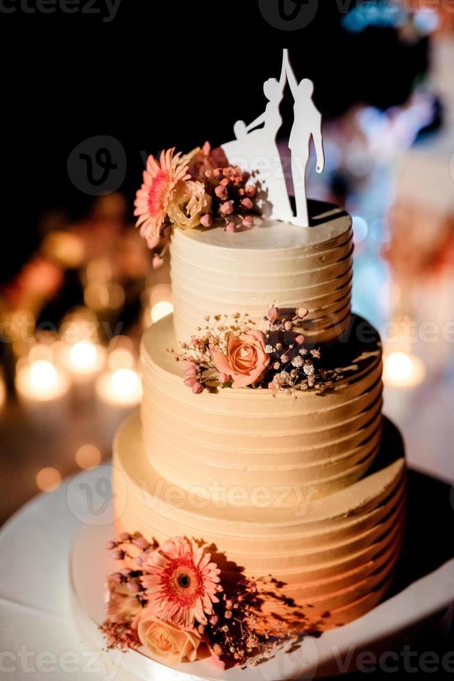 torta nuziale al matrimonio degli sposi foto