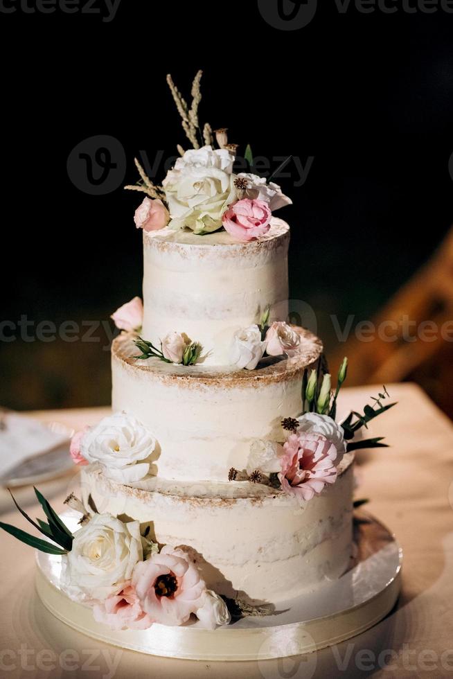 torta nuziale al matrimonio degli sposi foto