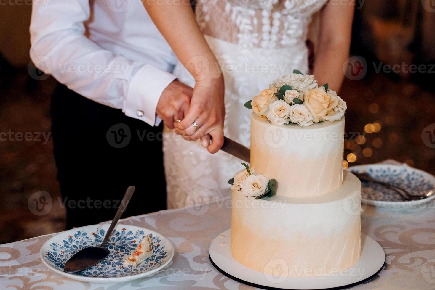 torta nuziale al matrimonio degli sposi foto