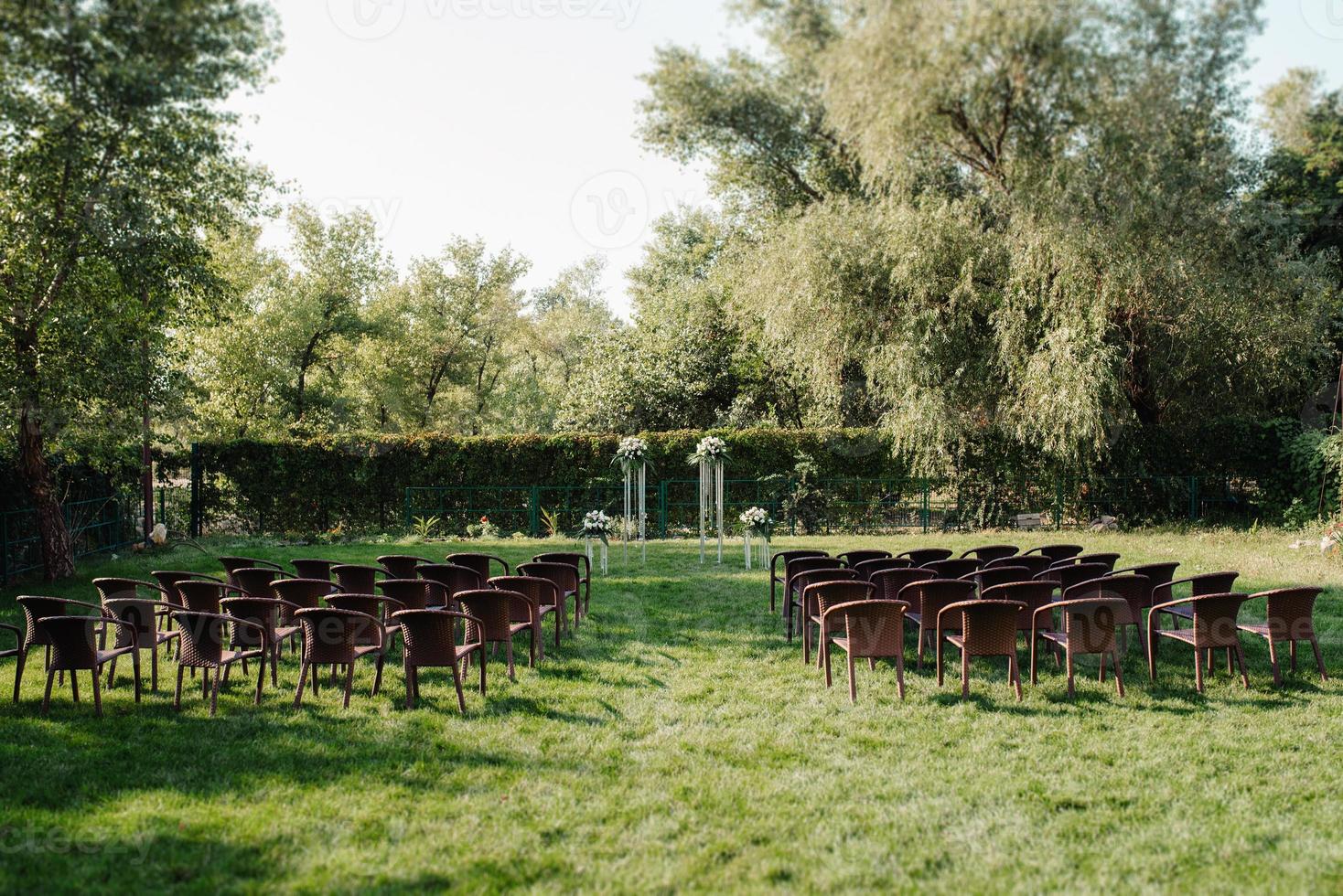 cerimonia di matrimonio nel bosco tra gli alberi sulla pista verde foto