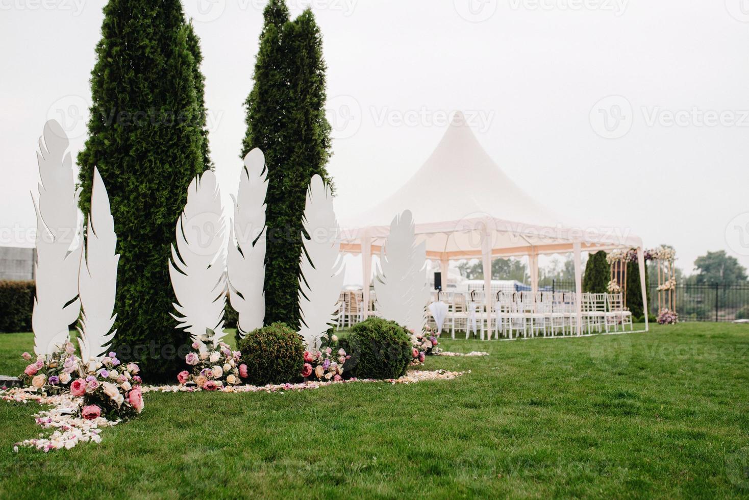 cerimonia di matrimonio nel bosco tra gli alberi sulla pista verde foto