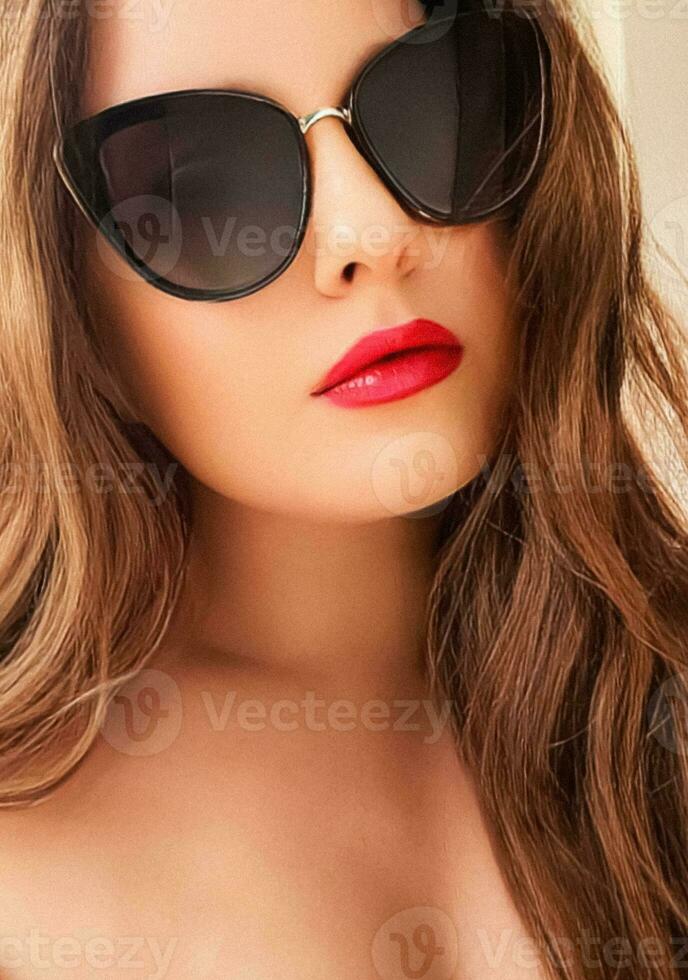 estate bellezza ritratto, bellissimo donna indossare occhiali da sole, moda e fascino foto