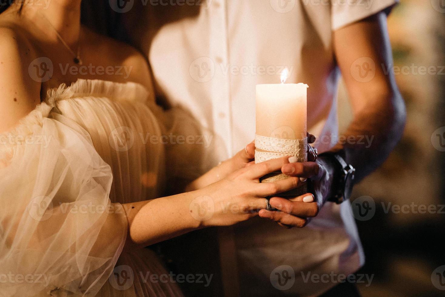 gli sposi tenevano la candela in mano foto