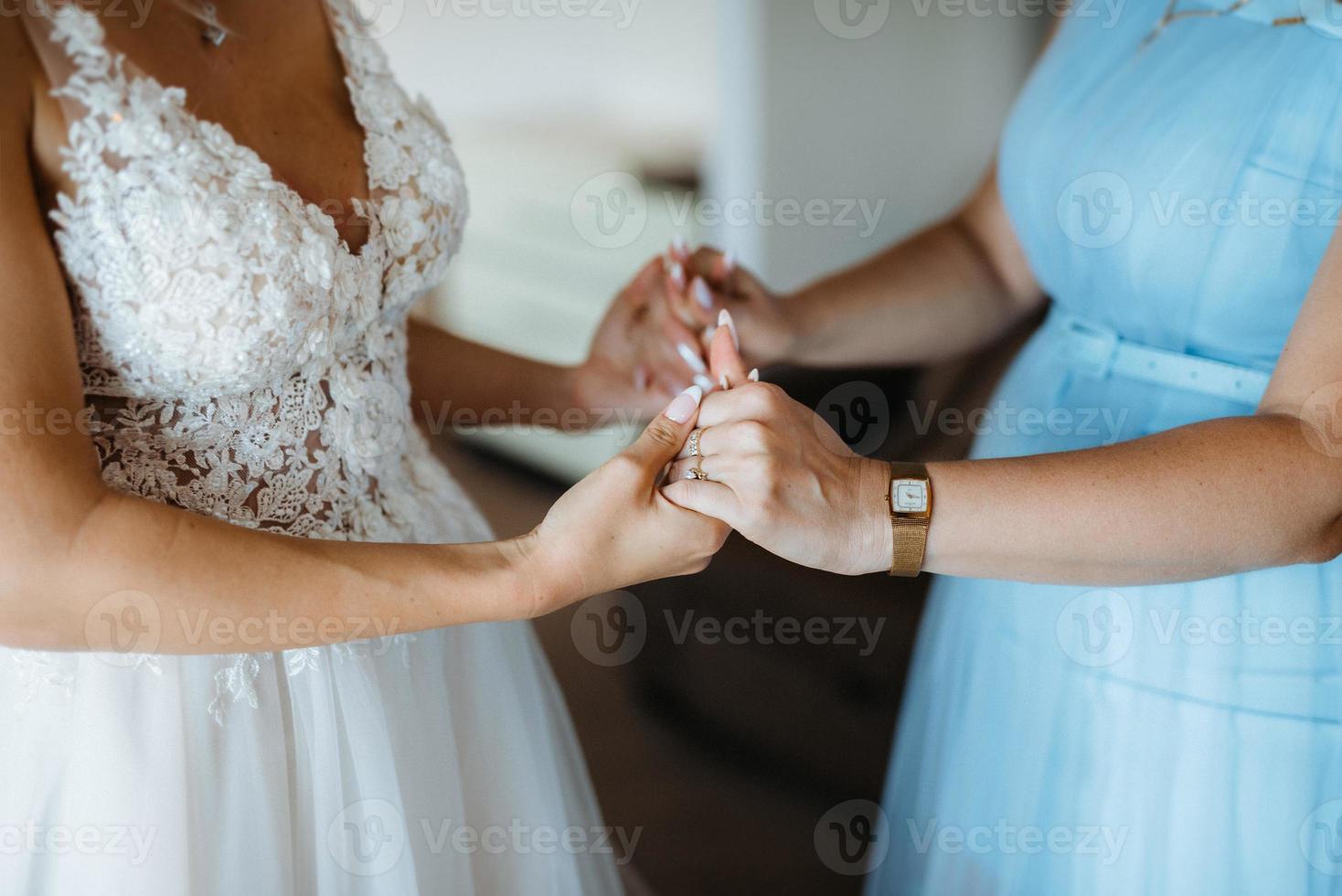la sposa tiene le mani della mamma foto