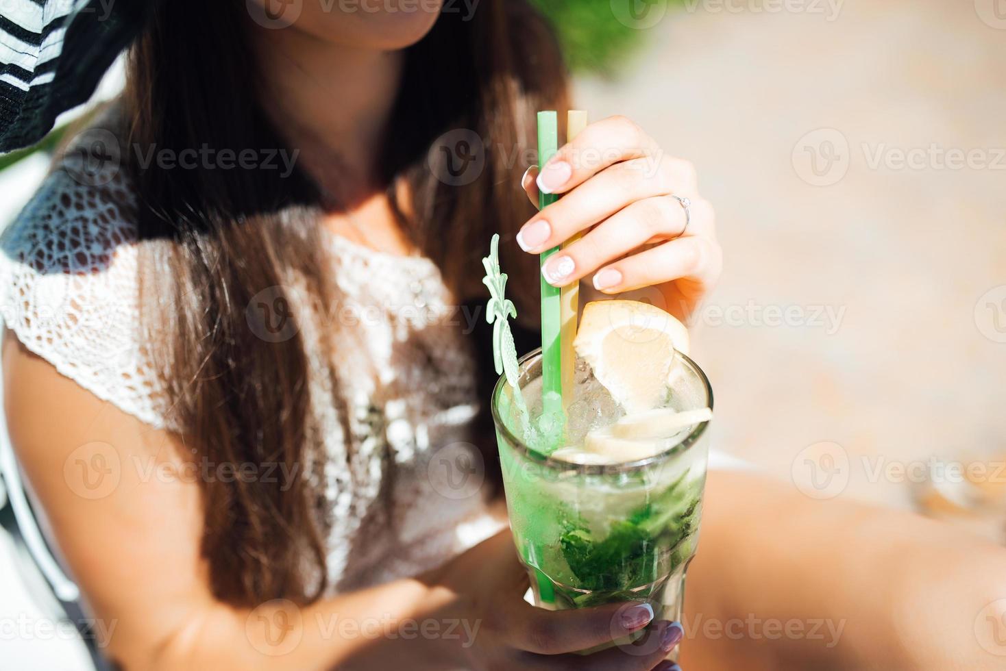 la ragazza è un cocktail alcolico di frutta a base di lime, menta, arancia, soda foto