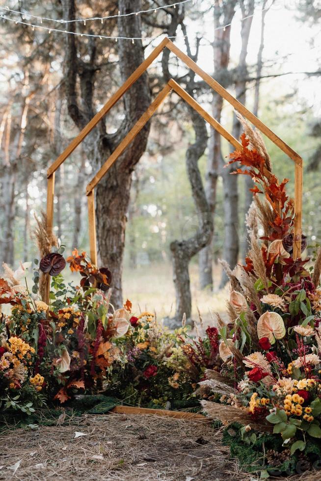 zona cerimonia di nozze con fiori secchi in un prato foto