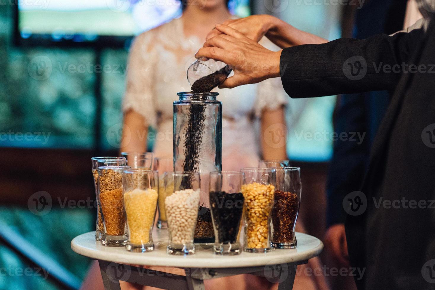 tavolo da cerimonia di sabbia al giorno del matrimonio foto