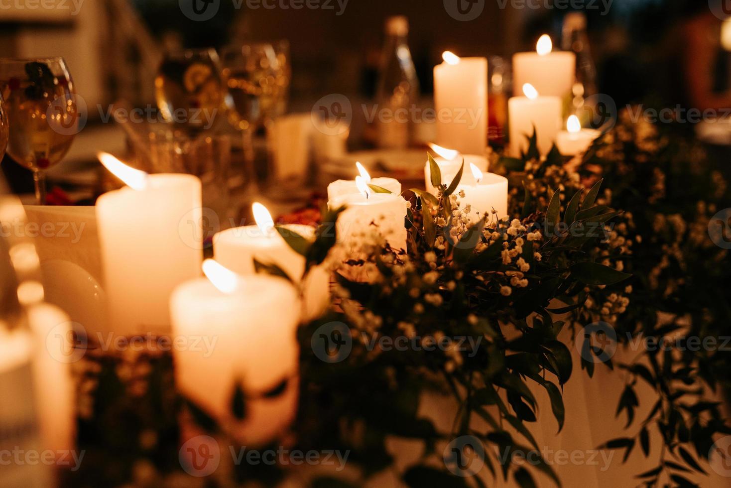 candele tradizionali festive sul tavolo foto