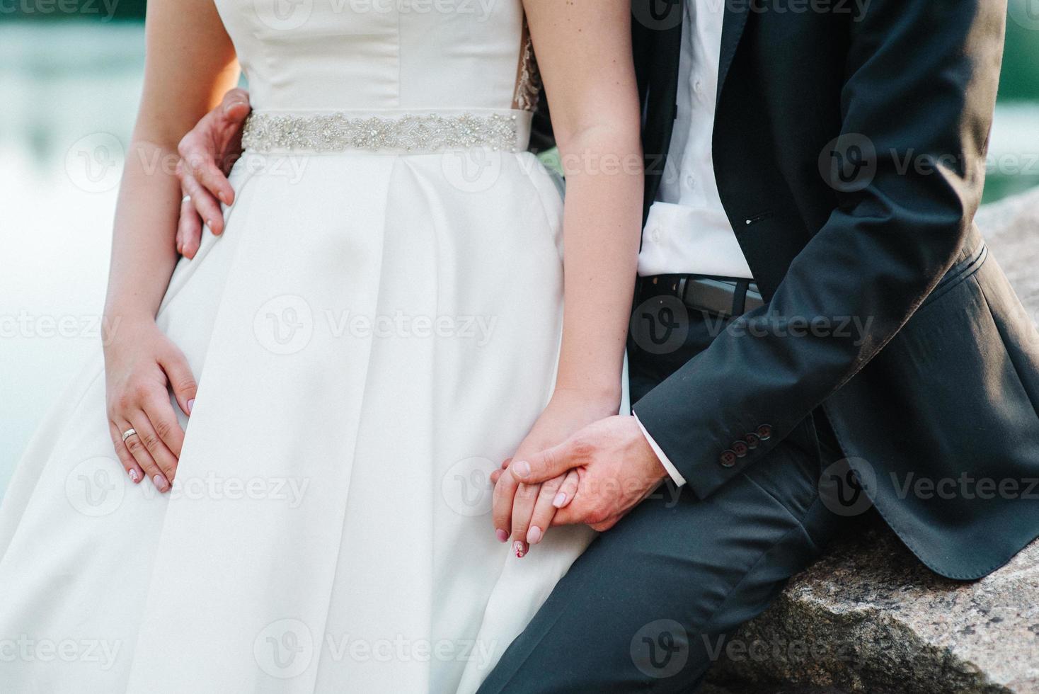 vestire la sposa in un abito da sposa con corsetto e allacciatura foto