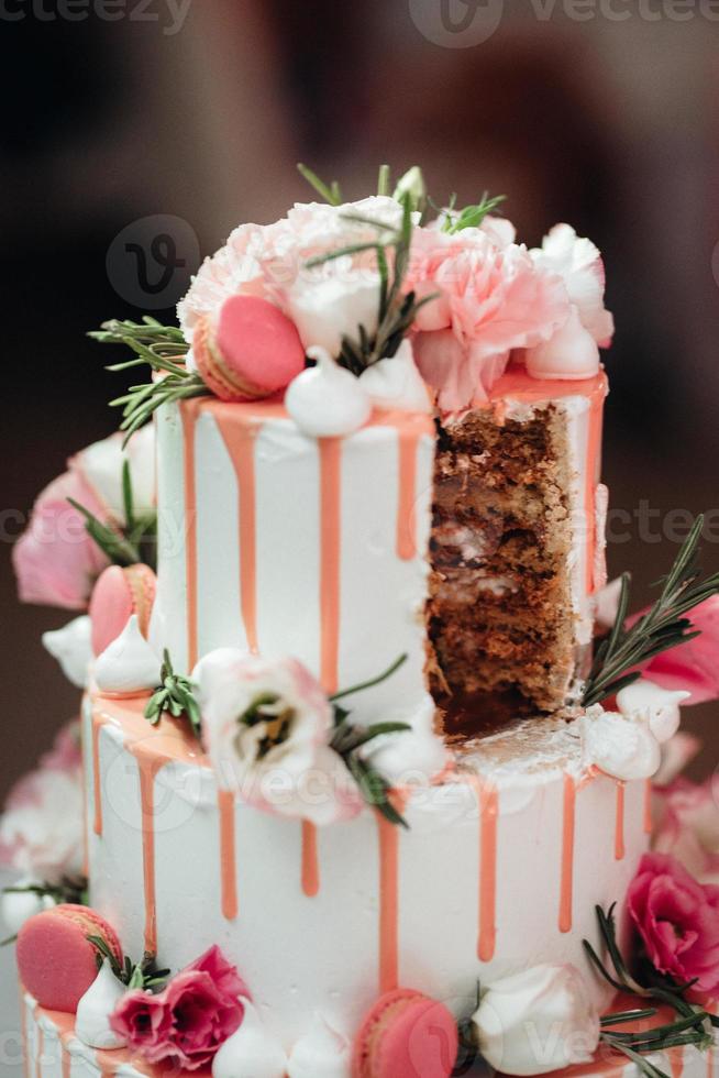 torta nuziale al matrimonio degli sposi foto