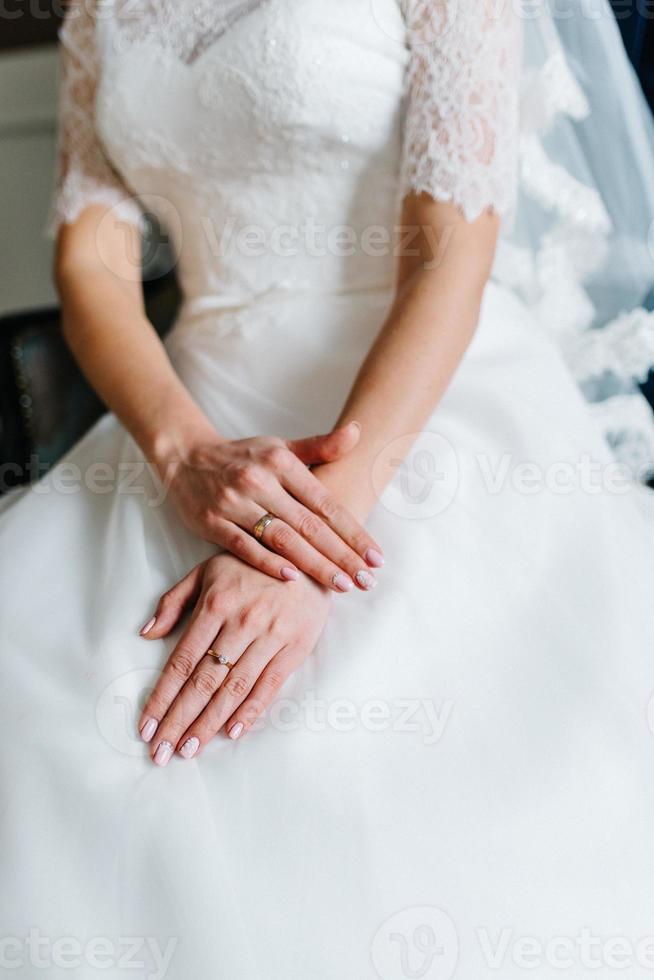 vestire la sposa in un abito da sposa con corsetto e allacciatura foto