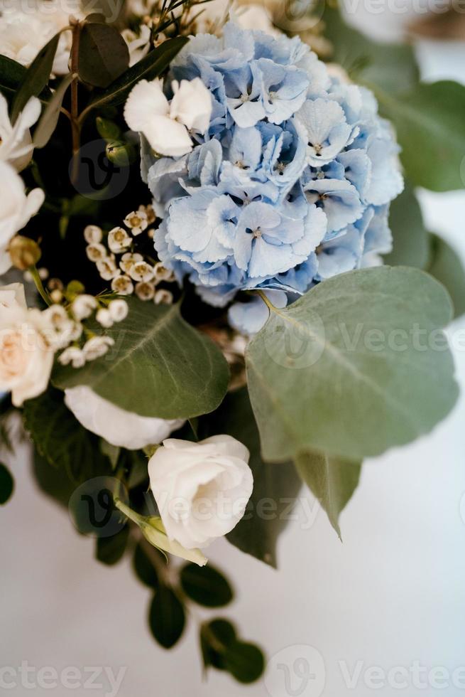 eleganti decorazioni nuziali fatte di fiori naturali foto