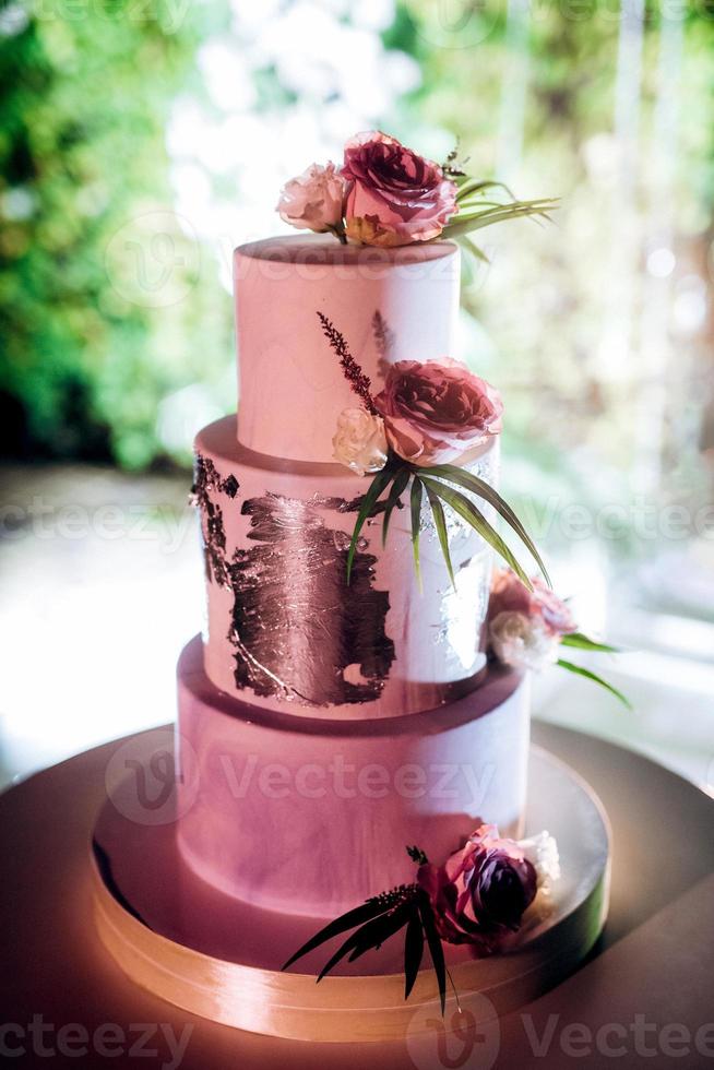 torta nuziale al matrimonio degli sposi foto