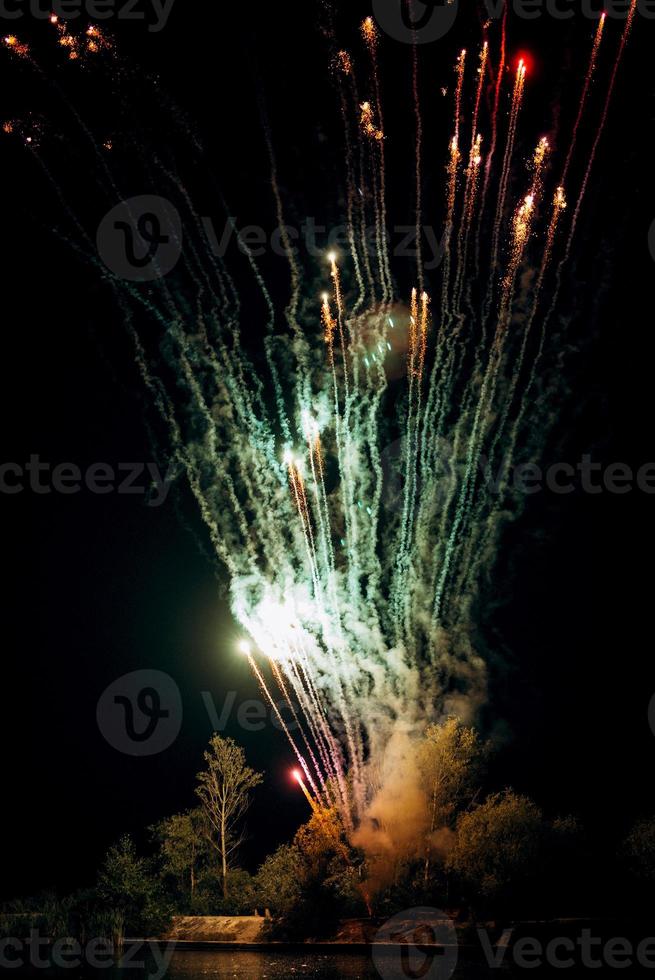 pezzi infuocati di uno spettacolo di fuoco foto