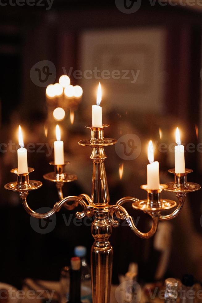 decorazioni di candele atmosferiche con fuoco vivo sul tavolo del banchetto foto