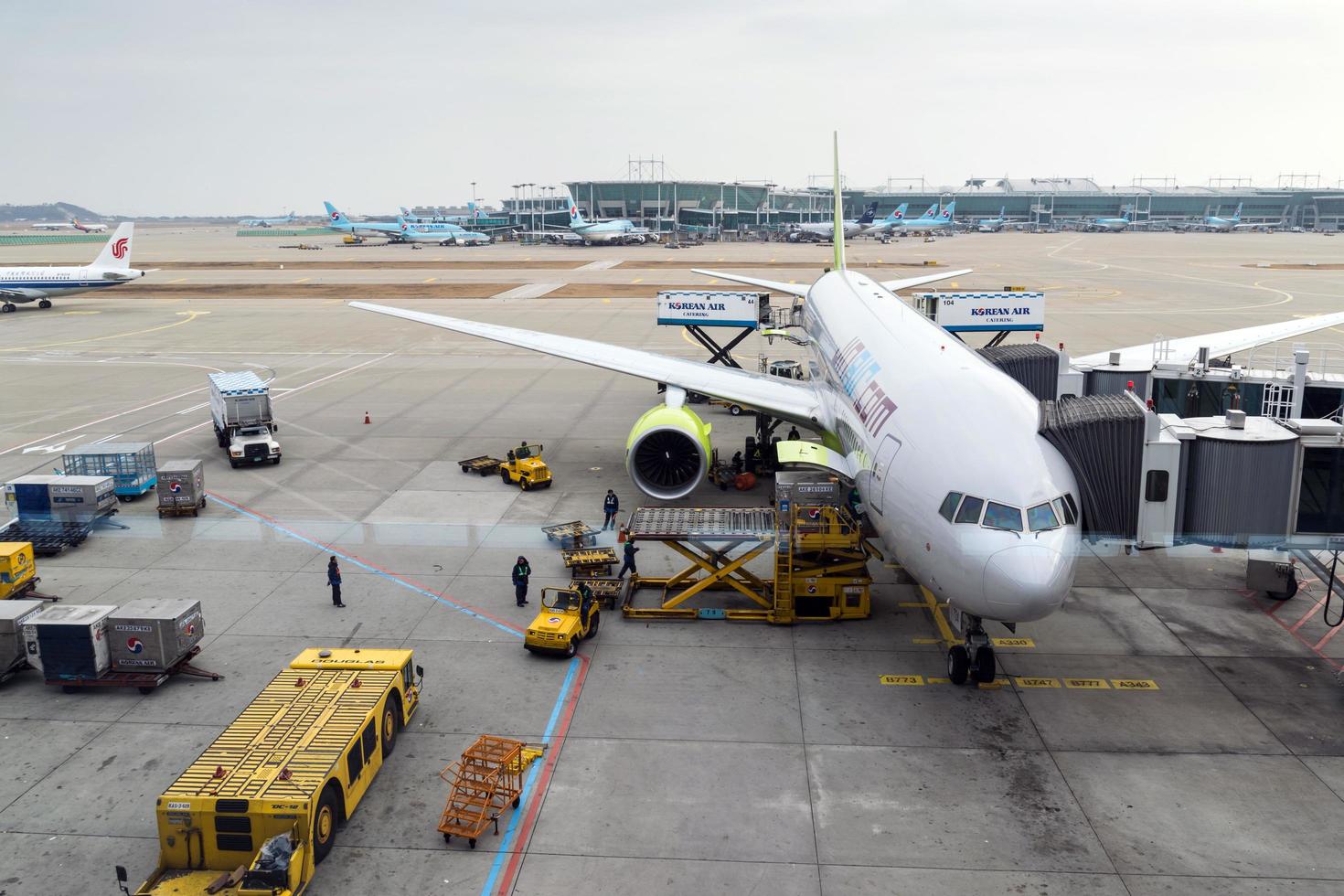 i funzionari dell'aeroporto stanno trasportando il carico foto