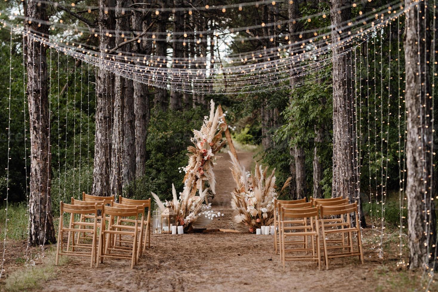 zona cerimonia di matrimonio con fiori secchi in un prato in una pineta foto