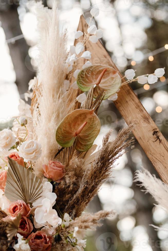 zona cerimonia di matrimonio con fiori secchi in un prato in una pineta foto